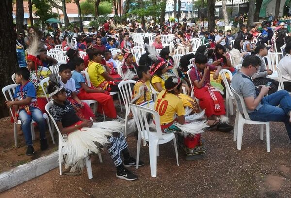 Niños y adolescentes indígenas exigen atención real del Gobierno en el Día del Indígena Americano - Nacionales - ABC Color