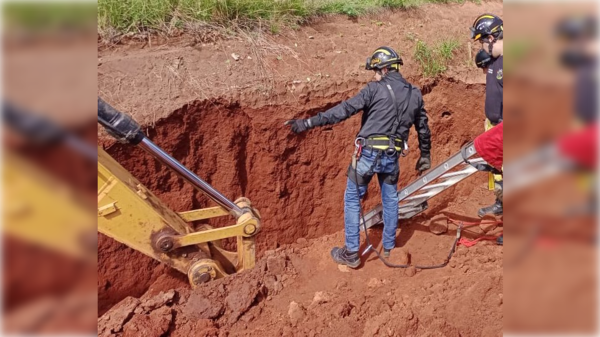 Suspenden a empresa tras muerte de tres obreros en un derrumbe