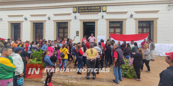 CIUDADANÍA ENCARNACENA LLEGÓ A JUNTA MUNICIPAL EN REPUDIO A LOS “TARIFAZOS” - Itapúa Noticias