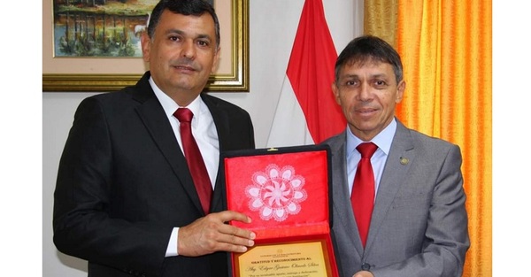 Edgar Olmedo recibe reconocimiento del Consejo de la Magistratura - Noticiero Paraguay