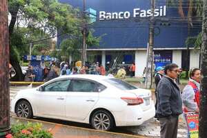 Protestan contra uno de los mayores bancos de Bolivia por suspender sus servicios - MarketData