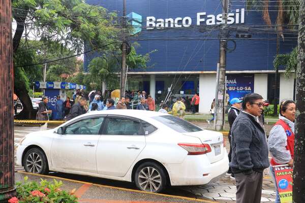 Protestan contra uno de los mayores bancos de Bolivia por suspender sus servicios - MarketData