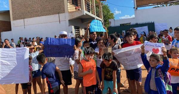 La Nación / Padres toman escuela en Ñemby y exigen la vuelta de profesoras trasladas