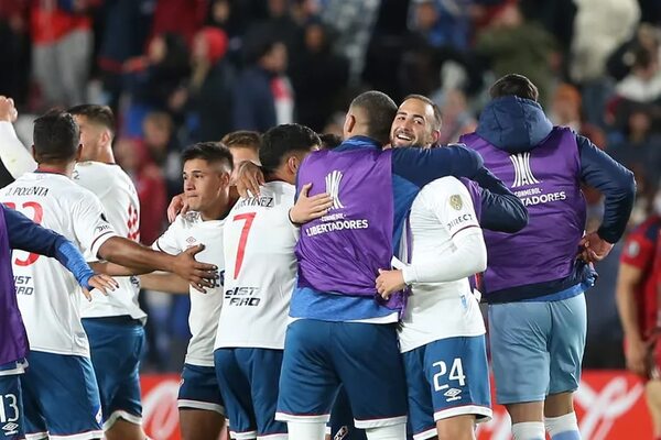 Noguera le da en la hora la victoria y el primer puesto a Nacional - Fútbol Internacional - ABC Color