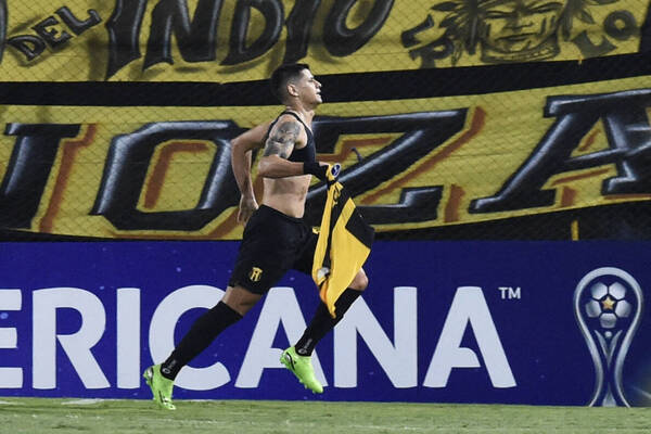 [VIDEO] Copa Sudamericana: Con garra y fútbol Guaraní vacunó a charrúas