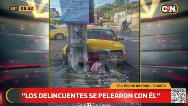 (VIDEO) Taxista choca contra columna en medio de forcejeos con malandros