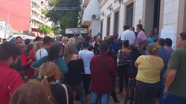 Estacionamiento tarifado en Encarnación: manifestación con incidentes por tratamiento de la concesión en la Junta Municipal - Nacionales - ABC Color
