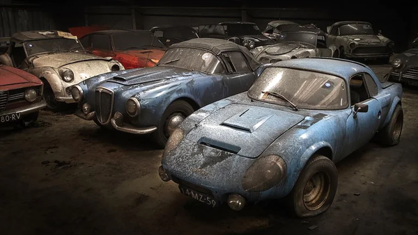 La increíble subasta de 280 autos que fueron guardados durante 40 años en dos galpones y una iglesia