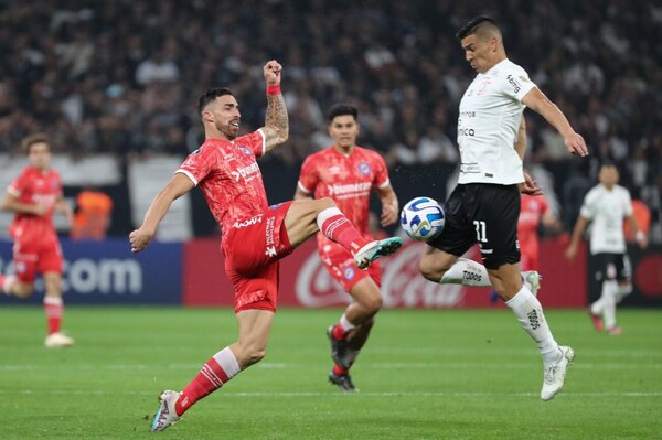 Versus / En choque de paraguayos, Argentinos Juniors sorprende al Corinthians en Brasil