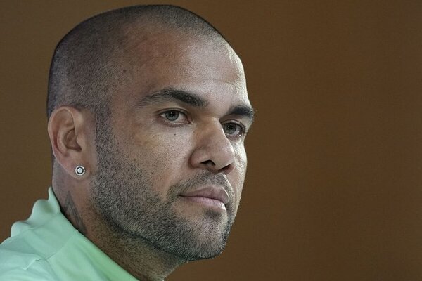 Dani Alves alega que imágenes lo “exculpan” y pide su libertad