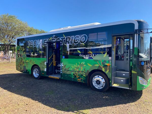 Timbo entregó 20 buses 100% eléctricos a la Municipalidad de Ciudad del Este