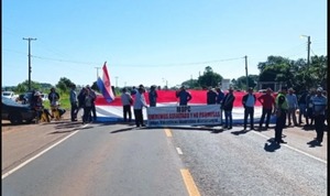 Campesinos cierran ruta y exigen culminar asfaltado en Canindeyú - ADN Digital