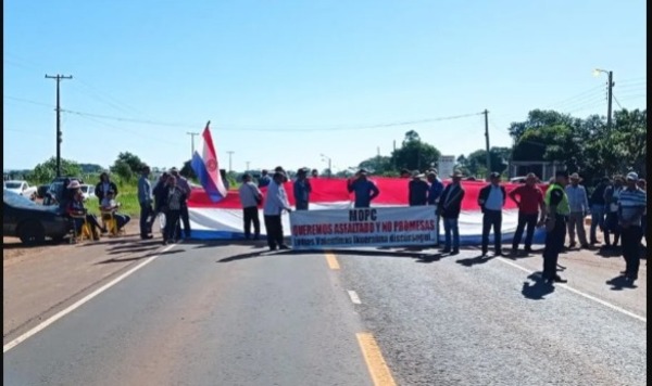 Campesinos cierran ruta y exigen culminar asfaltado en Canindeyú - ADN Digital