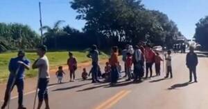 La Nación / Campesinos cierran ruta en Canindeyú por obras inconclusas