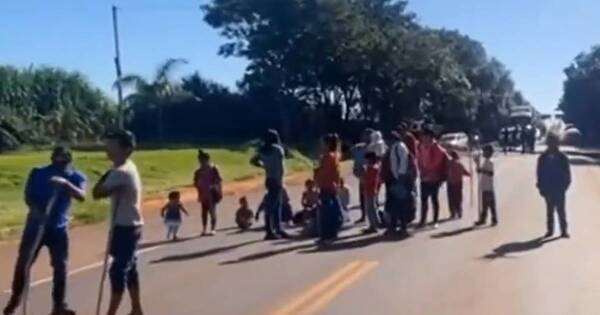 La Nación / Campesinos cierran ruta en Canindeyú por obras inconclusas