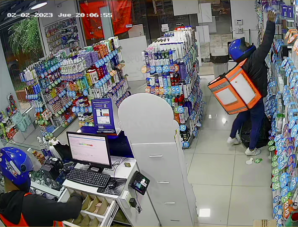 ¡Insólito! Supuesto ladrón de farmacias asaltaba en compañía de su suegra - trece