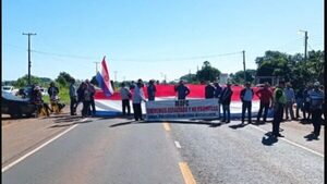 Campesinos cierran ruta y exigen culminar asfaltado en Canindeyú