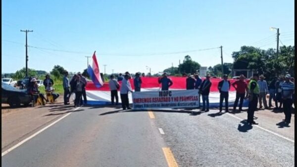 Campesinos cierran ruta y exigen culminar asfaltado en Canindeyú
