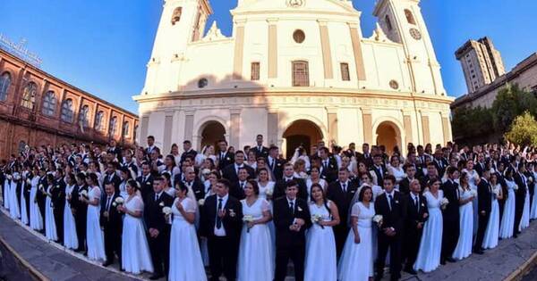 La Nación / Casamiento comunitario: unas 114 parejas dieron el “sí quiero” en la Catedral de Asunción