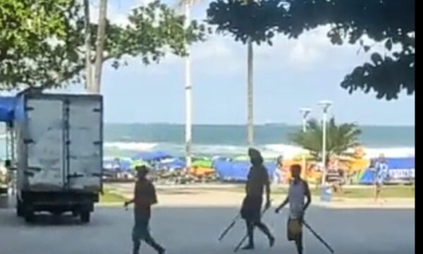(VIDEO)Hinchas de Cerro fueron emboscados por Hinchas de Santos en playas de Brasil