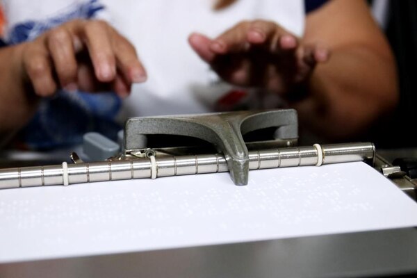 Diario HOY | Instructivos en Braille para las elecciones son elaborados en forma artesanal