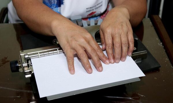 Instructivos en Braille para las Elecciones Nacionales son elaborados en forma artesanal