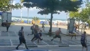 [VIDEO] Barras de Cerro se agarraron con la "torcida" de un club rapái