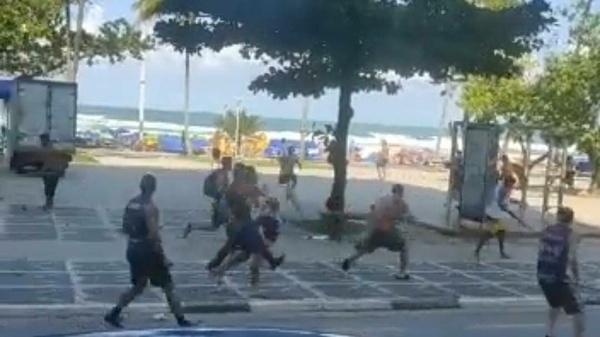 [VIDEO] Barras de Cerro se agarraron con la "torcida" de un club rapái