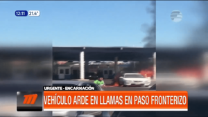 Vehículo arde en llamas en el paso fronterizo | Telefuturo