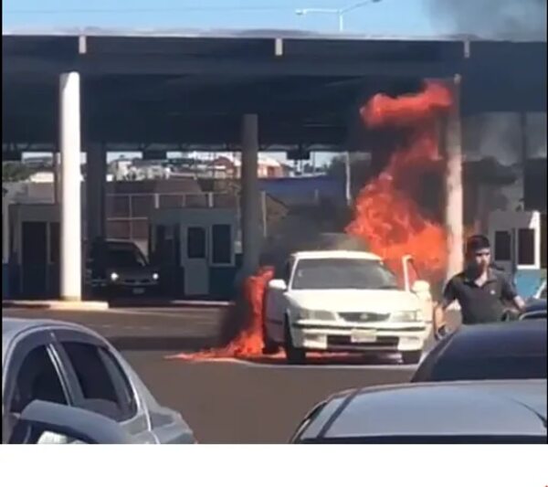 Video: auto paraguayo se incendia en Aduana argentina - Mundo - ABC Color
