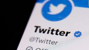 Twitter retira marca de verificación azul a cuentas que no paguen