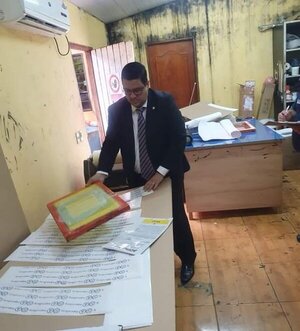 Imputan a un “piratero” que manejaba un taller clandestino de serigrafía