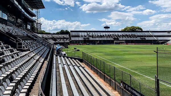 Hinchas del Danubio se burlaron del estadio de Olimpia