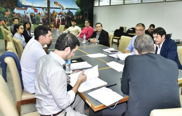 Estos son los cuatro buses internos que llegarán hasta las nuevas oficinas del Gobierno desde este lunes - Nacionales - ABC Color