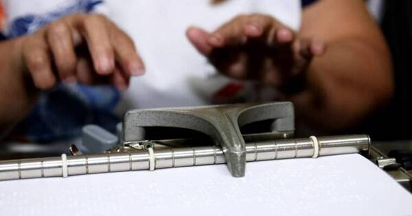 La Nación / Preparan instructivos de braille artesanales que serán utilizados en locales electorales