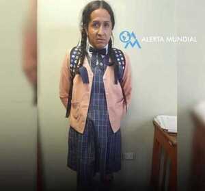 Perú: Detienen a un hombre de 42 años vestido de escolar que se escondía en el baño de mujeres - C9N