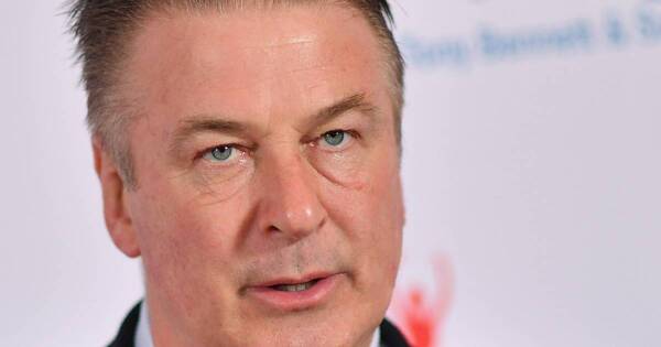La Nación / Alec Baldwin evita cargo de homicidio por disparo accidental en rodaje