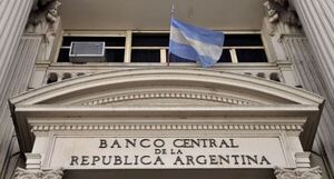 Argentina sube tasa de interés de referencia 300 puntos básicos a 81%