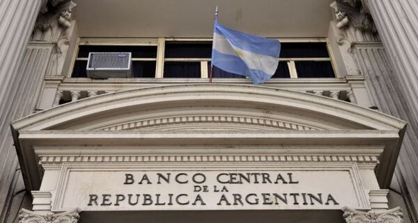Argentina sube tasa de interés de referencia 300 puntos básicos a 81%