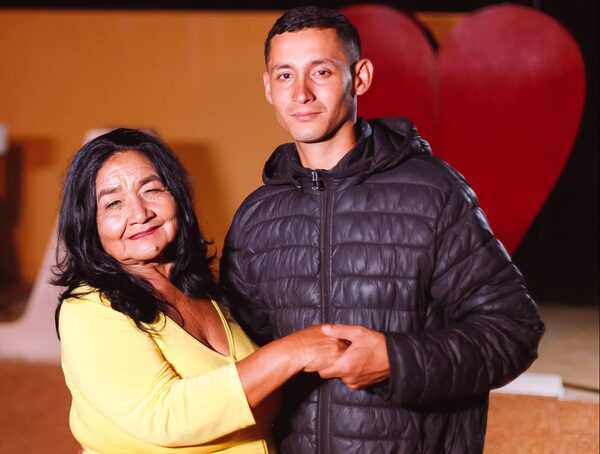 Pareja con 43 años de diferencia de edad se une en matrimonio · Radio Monumental 1080 AM