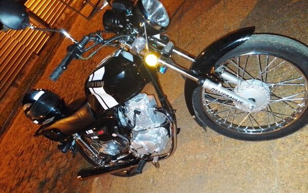 Robamotos actúan en pandilla y asaltan a una pareja •
