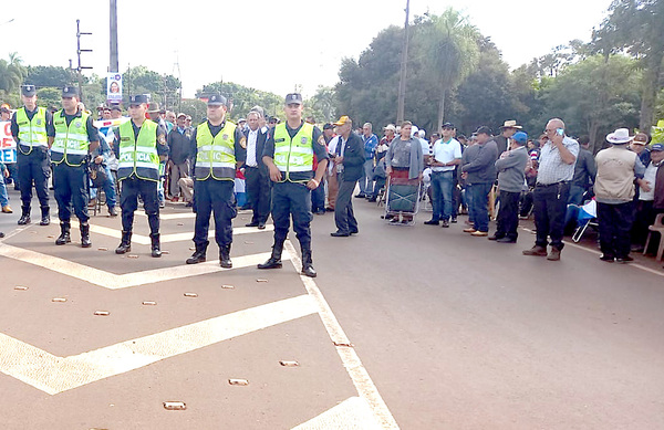 Exobreros de Itaipu aseguran que están más fortalecidos y seguirán en la lucha - La Clave