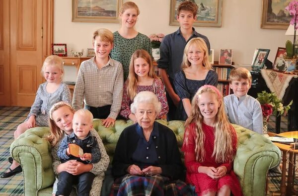 La reina Isabel hoy cumpliría 97, ¡mirá la inédita foto con sus bisnietos! - Gente - ABC Color