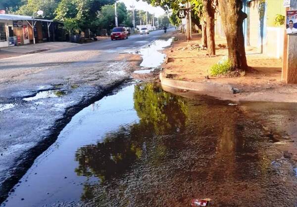 Cloaca fluye sin cesar y destruye una ruta en Luque •