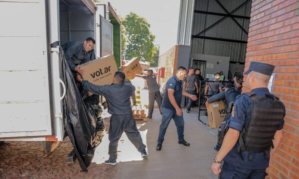 Inicia carga de maletines y máquinas de votación para su envió a todo el país