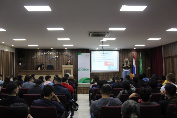 Realizan conferencia sobre Regímenes Aduaneros en la FCE