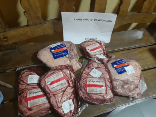 SE SUSPENDIÓ EL ASADO: INTENTÓ ROBAR 6 PAQUETES DE CARNE Y LO ATRAPARON
