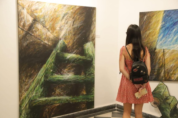 Diario HOY | Con visita guiada finaliza muestra "Un paseo por París", en la Manzana de la Rivera