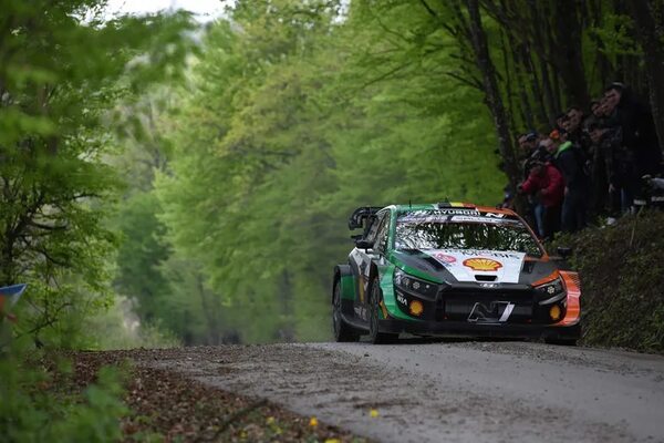 Neuville homenajea a Breen con el liderato en Croacia - Automovilismo - ABC Color