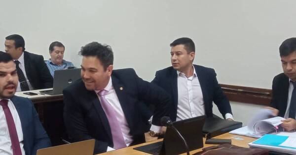 La Nación / Se suspendió juicio oral al extitular del Indert, Mario Vega y otros acusados
